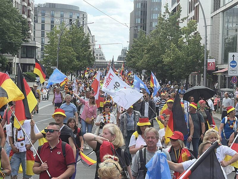 Project M1llion fordert R&uuml;cktritt der BundesregierungIn Extremo aus Schloss Eyerichshof