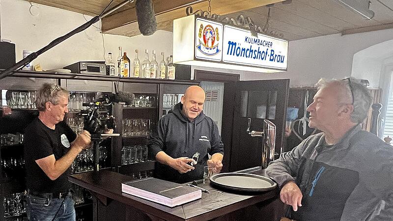 Schon fr&uuml;h am Morgen hat das TV-Team mit Lothar, dem Wirt der Kneipe &bdquo;Hotel Sacher&ldquo;, seinen Spa&szlig;. Links Kameramann Benedikt Preisinger, rechts Filmemacher J&uuml;rgen Neumann.