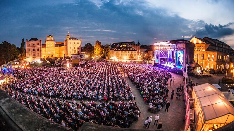 Open Airs auf dem Schlossplatz in Coburg sind immer ein besonderes Ereignis. Zu den drei Konzerten im Juni 2023 werden knapp 30.000 Fans erwartet.