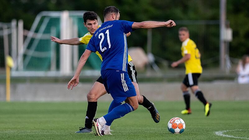 Tom J&auml;ckel (vorne) schoss Weisendorf fast im Alleingang zum Kantersieg in Neunkirchen.