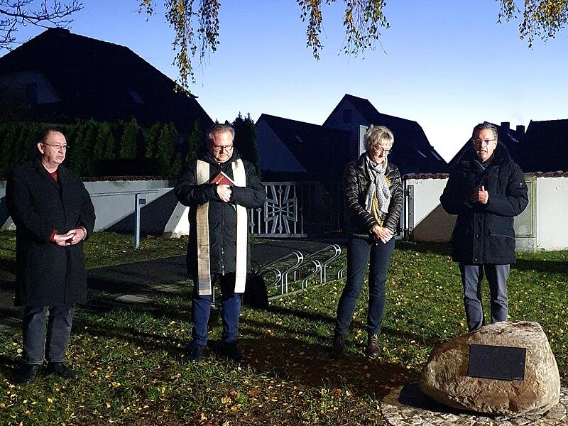 Pfarrer Jens Arnold, Pfarrer Thomas Ringer, Siggi Wolt und Bürgermeister Karsten Fischkal bei der Einwohnung in Aisch. Pfarrer Jens Arnold, Pfarrer Thomas Ringer, Siggi Wolt und Bürgermeister Karsten Fischkal bei der Einwohnung in Aisch.