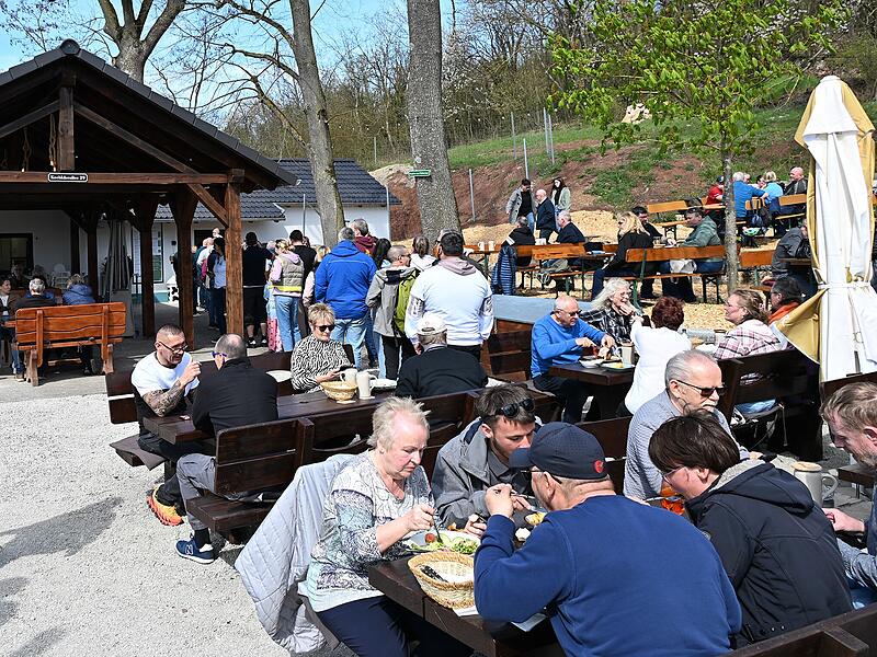 Eröffnung Keller ZentbechhofenForchheim & Fränkische Schweiz Bei bestem Wetter ist die Wiedereröffnung des Bierkellers in Zentbechhofen gelungen: Hunderte Gäste können sich von dem generalüberholten Keller-Kleinod überzeugen und es sich schmecken lassen.