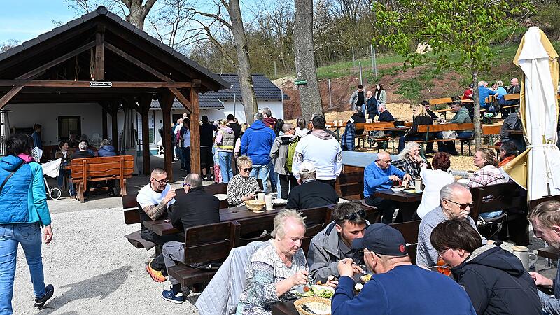 Eröffnung Keller ZentbechhofenForchheim & Fränkische Schweiz Bei bestem Wetter ist die Wiedereröffnung des Bierkellers in Zentbechhofen gelungen: Hunderte Gäste können sich von dem generalüberholten Keller-Kleinod überzeugen und es sich schmecken lassen.