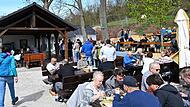 Bei bestem Wetter ist die Wiederer&ouml;ffnung des Bierkellers in Zentbechhofen gelungen: Hunderte G&auml;ste k&ouml;nnen sich von dem general&uuml;berholten Keller-Kleinod &uuml;berzeugen und es sich schmecken lassen.