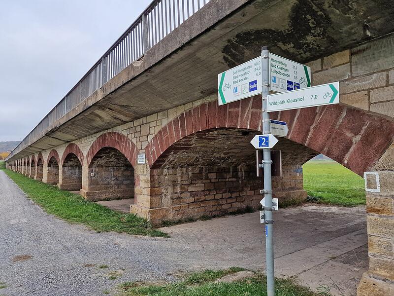 Die große Saaleflutbrücke bei Großenbrach weist erhebliche Schäden auf. Die große Saaleflutbrücke bei Großenbrach weist erhebliche Schäden auf.
