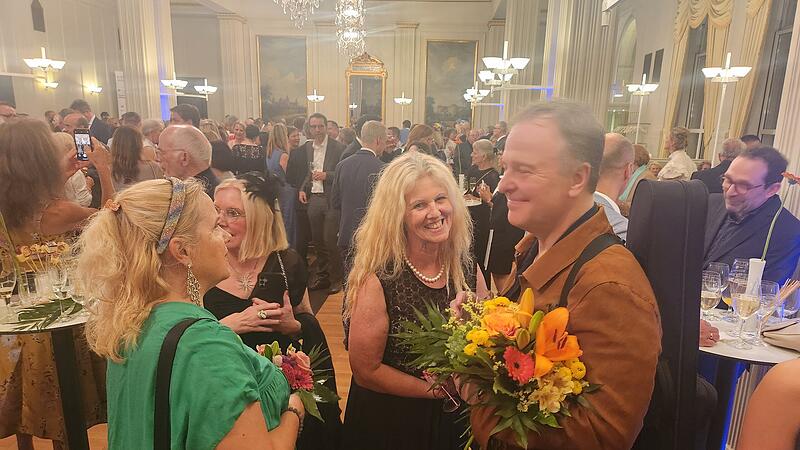 Erna Buscham vom Team Kissinger Sommer und Dirigent Sakari Oramo (BBC Symphony Orchestra) in zivil nach dem Konzert auf dem anschlie&szlig;enden Empfang. r Sommer 2024. Links: Sopranistin Anu Komsi