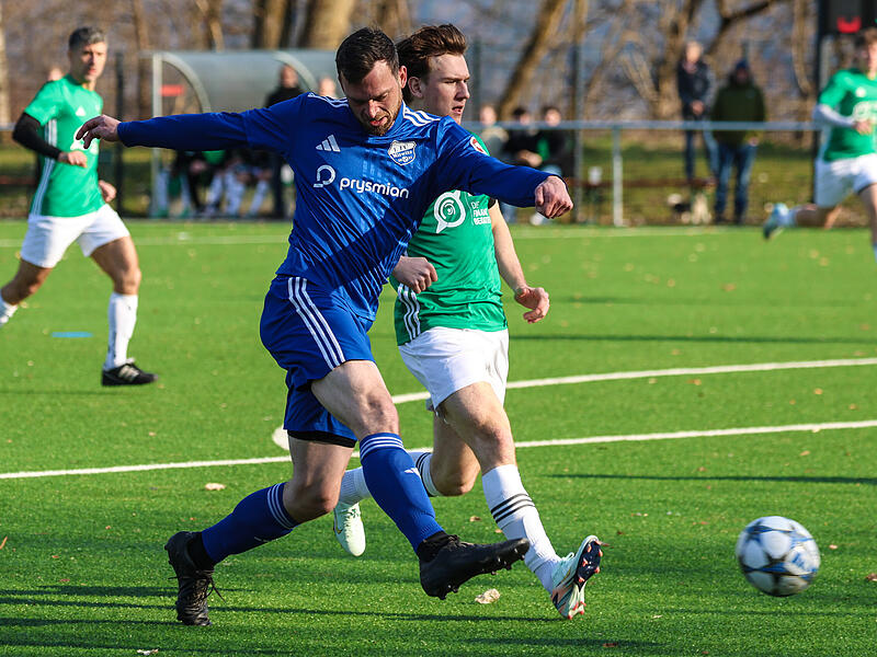 Der Mitwitzer Christoph M&uuml;ller (blau) kommt zum Torschuss, bevor Stockheims Lukas Schwalb eingreifen kann.