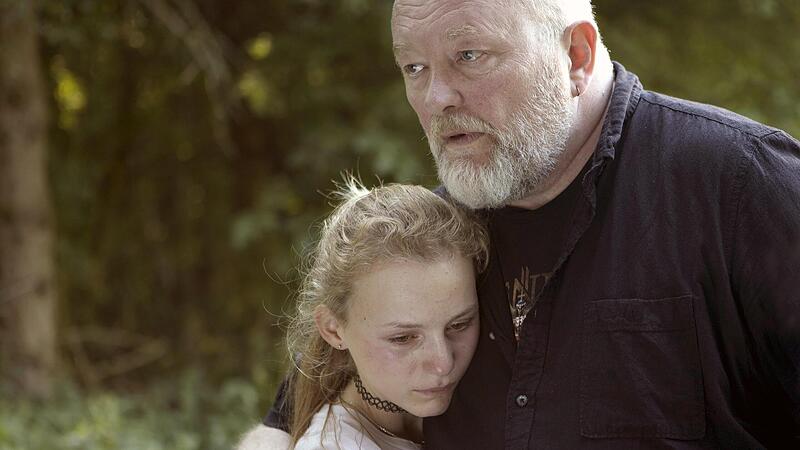 Lars (Bjarne Henriksen) sorgt sich um Holly (Flora Ofelia Hofmann Lindahl). Lars (Bjarne Henriksen) sorgt sich um Holly (Flora Ofelia Hofmann Lindahl).