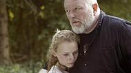 Lars (Bjarne Henriksen) sorgt sich um Holly (Flora Ofelia Hofmann Lindahl).