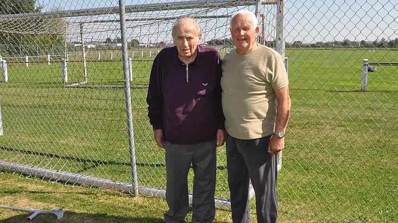 Andreas Dresel (l.) und Günther Grünbaum stehen vor dem Sportplatz, der vor 50 Jahren anlegt wurde. Andreas Dresel (l.) und Günther Grünbaum stehen vor dem Sportplatz, der vor 50 Jahren anlegt wurde.