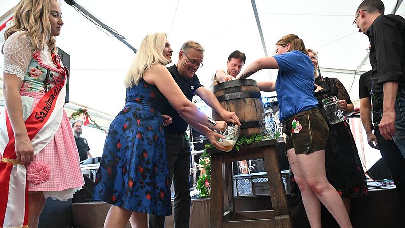 Eingespieltes Team am Zapfhahn: OB Andreas Starke und Schirmherrin Melanie Huml. Sandmadla Helena (links) wirkt zufrieden.