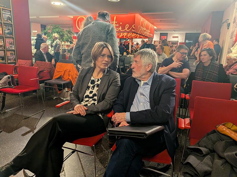 Forchheims Bürgermeisterin Annette Prechtel im Gespräch mit Dieter Rossmeissl. Rossmeissl ist ein deutscher Kultur- und Bildungspolitiker. Von 2000 bis 2017 war er Dezernent für Bildung, Kultur und Jugend der Stadt Erlangen.Forchheim & Fränkische Schweiz Forchheims Bürgermeisterin Annette Prechtel im Gespräch mit Dieter Rossmeissl. Rossmeissl ist ein deutscher Kultur- und Bildungspolitiker. Von 2000 bis 2017 war er Dezernent für Bildung, Kultur und Jugend der Stadt Erlangen.