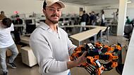 Die Robotik des Berufsschulzentrums in Herzogenaurach beeindruckt durch selbst geschaffene und programmierte Maschinen.