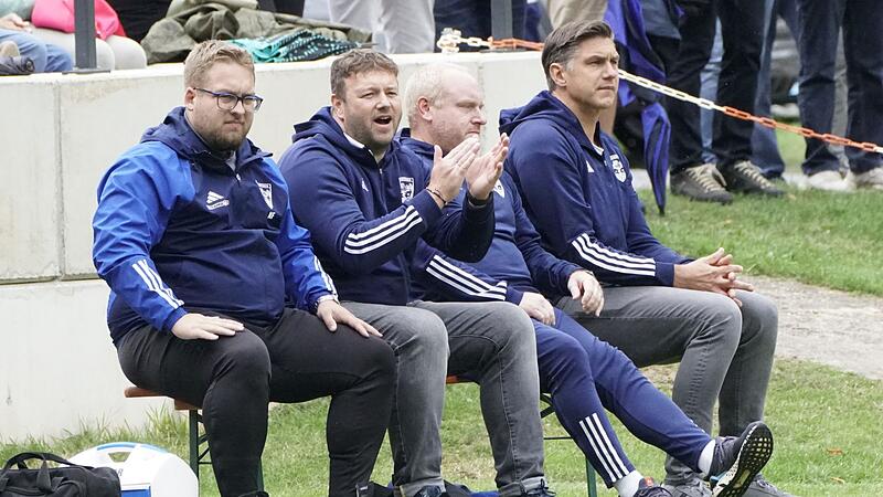 Die F&uuml;hrungsriege des TSV M&ouml;nchr&ouml;den um Sportleiter Christian Holzmann (Zweiter von links, neben Betreuer Niklas Fleischmann, links, und den Trainern Marcel Pavel und Achim Engel) muss den Ausfall von Lukas Pflaum kompensieren.