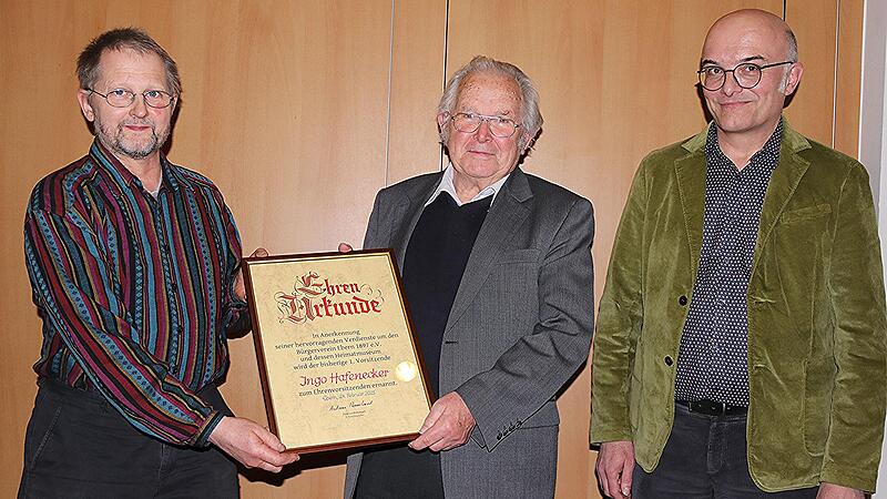 Eine hohe Auszeichnung nach dem Ausscheiden als Vorsitzender erhielt Ingo Hafenecker (Mitte). Er wurde vom neuen Vorsitzenden Stefan Andritschke (rechts) und Zweitem Vorsitzenden Andreas Remshardt (links) zum Ehrenvorsitzenden des Bürgervereins E... Eine hohe Auszeichnung nach dem Ausscheiden als Vorsitzender erhielt Ingo Hafenecker (Mitte). Er wurde vom neuen Vorsitzenden Stefan Andritschke (rechts) und Zweitem Vorsitzenden Andreas Remshardt (links) zum Ehrenvorsitzenden des Bürgervereins E...