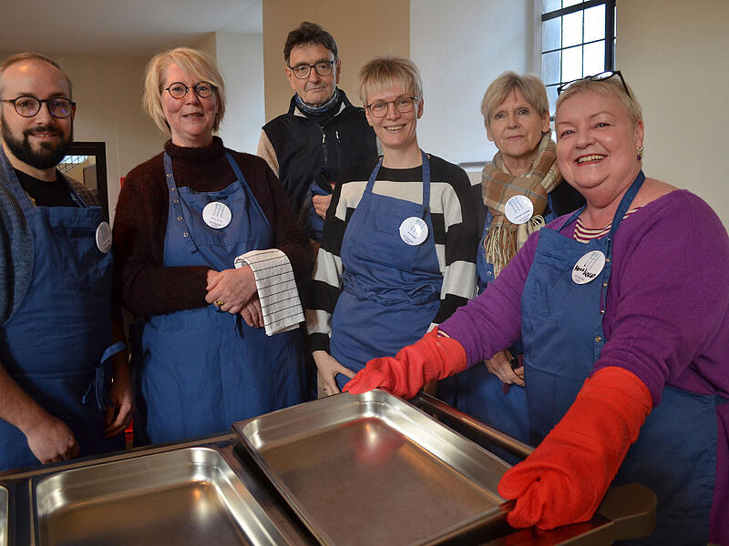 Fleißige Helferschar. Michael Haug,  Heike Walta, Eberhard Wittmann, Ann Engel, Christel Landner und Maria Kollo.