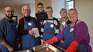 Fleißige Helferschar. Michael Haug,  Heike Walta, Eberhard Wittmann, Ann Engel, Christel Landner und Maria Kollo.