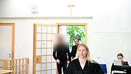 Rechtsanwältin Laura Kelker aus Bamberg, der Angeklagte und ein Dolmetschr betreten den Gerichtssaal