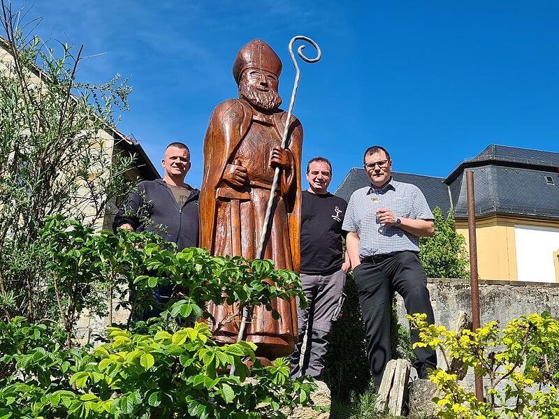 Mike Schmitt, Johannes Haas und Florian Stark testen den Longmiler im Pfarrhof neben der Kiliansstatue.