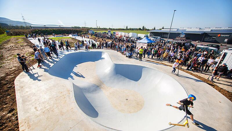 Der Bike- und Skatepark in Knetzgau bei der Eröffnung.  Die Bowl