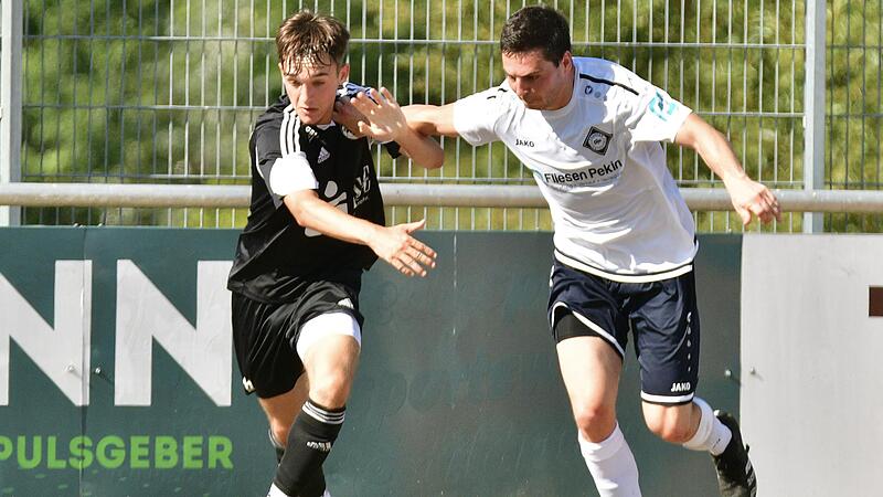 Der Coburger Paul Schwarz (links) behauptet sich gegen den Lichtenfelser Sandro Gmell.