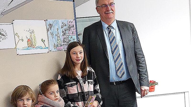 Die Besten beim Malwettbewerb (von links): Karl Bayer, Helen Csillag, Leonie Meixner und Bürgermeister Helmut Dietz.