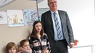 Die Besten beim Malwettbewerb (von links): Karl Bayer, Helen Csillag, Leonie Meixner und Bürgermeister Helmut Dietz.