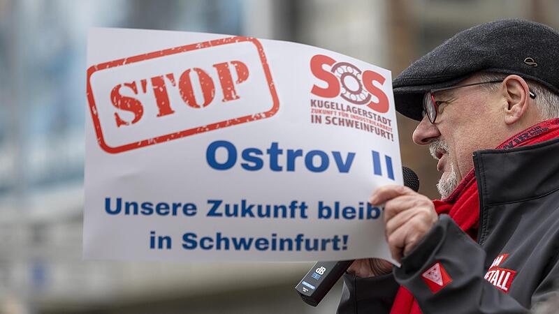 IG Metall Gewerkschaftssekretär Matthias Gebhardt bei seiner Rede auf der Kundgebung am Dienstag in Schweinfurt. IG Metall Gewerkschaftssekretär Matthias Gebhardt bei seiner Rede auf der Kundgebung am Dienstag in Schweinfurt.