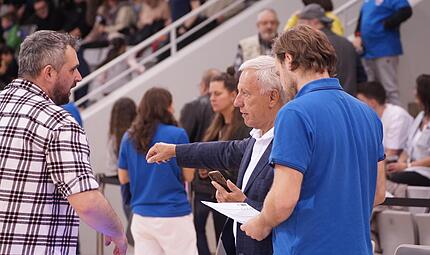 Mit dem Start der Play-offs f&uuml;r den BBC Coburg erwartet Headcoach Patrick Seidel, Gesch&auml;ftsf&uuml;hrer Wolfgang Gremmelmaier, ProB-Manager Christopher Neudecker (von links) und die Mannschaft eine aufregende Zeit.
