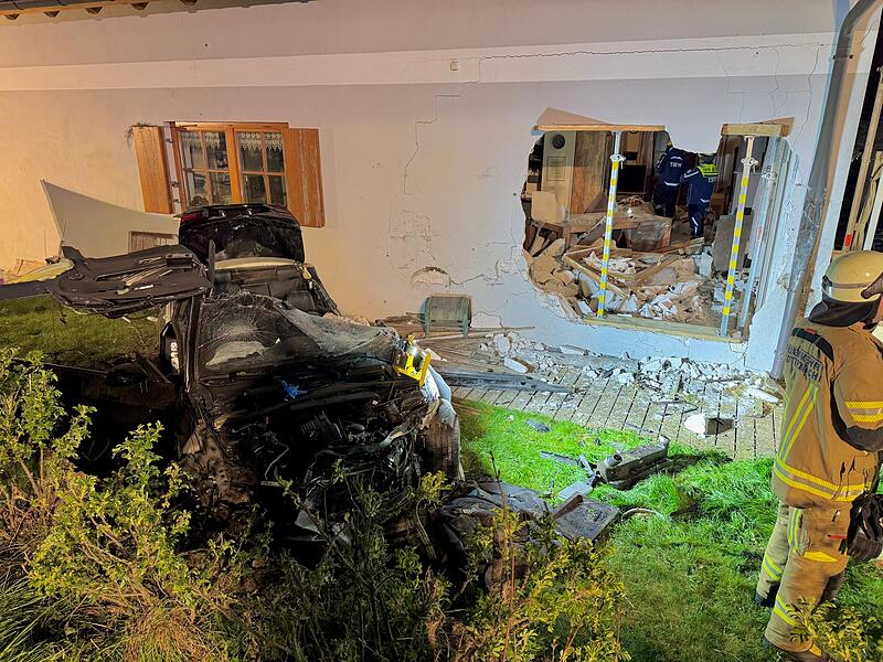 T&ouml;dlicher Unfall in Marktrodach: Auto prallt gegen Hauswand