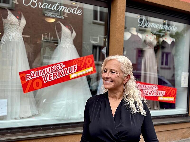 Ende Juli schließt das Braut- und Abendmodegeschäft von Antje Abeska in Münnerstadt. Die nächsten Schritte der Modedesignerin sind noch offen. Ende Juli schließt das Braut- und Abendmodegeschäft von Antje Abeska in Münnerstadt. Die nächsten Schritte der Modedesignerin sind noch offen.