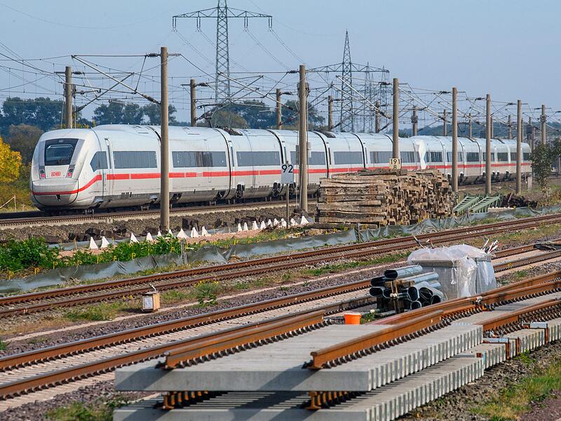 ICE rollt nahe des Bahnhofs Sch&ouml;nhausen an Gleisbauteilen vorbei