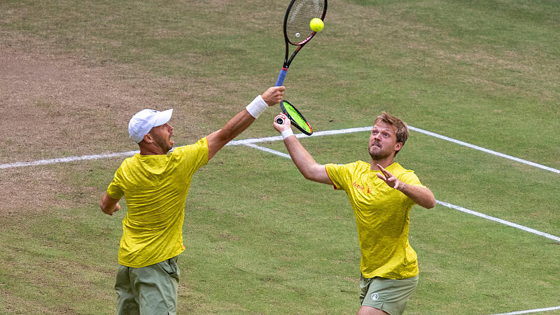 Kevin Krawietz (vorne) und Tim P&uuml;tz stehen im Finale der Terra Wortmann Open in Halle.