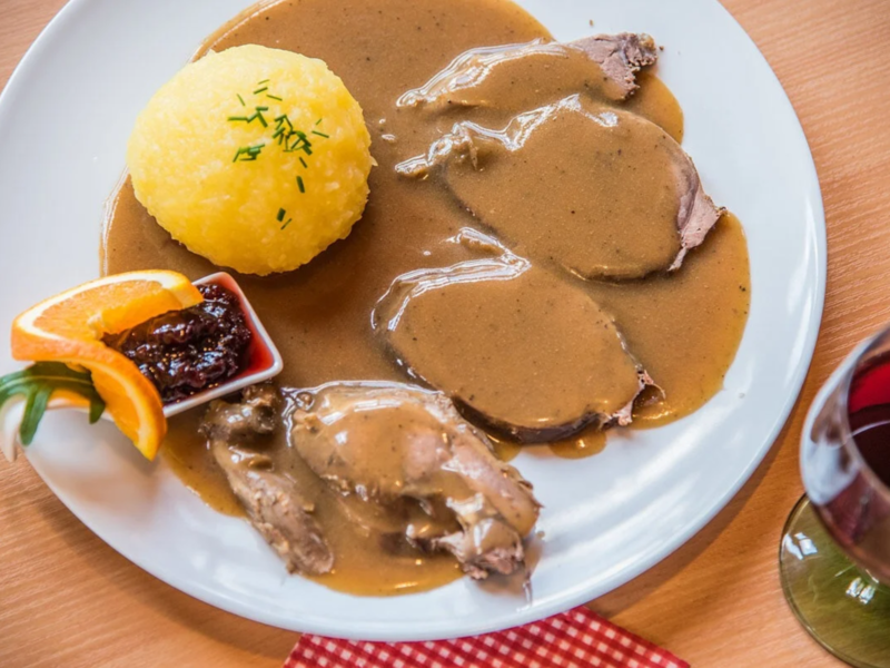 In Erlangen-H&ouml;chstadt haben die Wildbretwochen begonnen: Wildgerichte wie dieses bietet das Gasthaus &bdquo;J&auml;gersruh&ldquo; von Manfred Mirschberger in Hesselberg an.