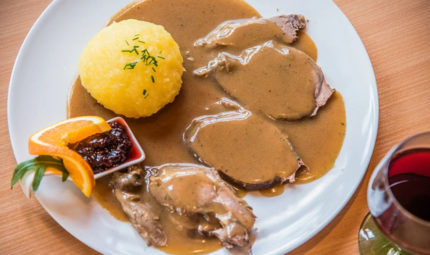 In Erlangen-H&ouml;chstadt haben die Wildbretwochen begonnen: Wildgerichte wie dieses bietet das Gasthaus &bdquo;J&auml;gersruh&ldquo; von Manfred Mirschberger in Hesselberg an.