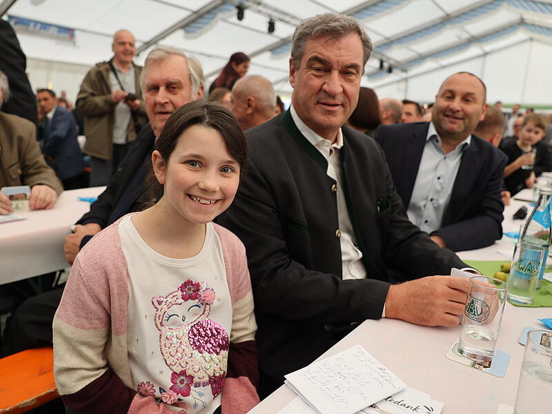 Bayerns Ministerpr&auml;sident Markus S&ouml;der war zur Einweihung des neuen Forstkompetenzzentrums nach Rothenkirchen (Landkreis Kronach) gekommen. Im Festzelt wurde er immer wieder um Autogramme gebeten.