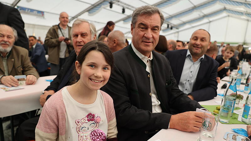 Bayerns Ministerpr&auml;sident Markus S&ouml;der war zur Einweihung des neuen Forstkompetenzzentrums nach Rothenkirchen (Landkreis Kronach) gekommen. Im Festzelt wurde er immer wieder um Autogramme gebeten.