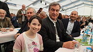 Bayerns Ministerpr&auml;sident Markus S&ouml;der war zur Einweihung des neuen Forstkompetenzzentrums nach Rothenkirchen (Landkreis Kronach) gekommen. Im Festzelt wurde er immer wieder um Autogramme gebeten.