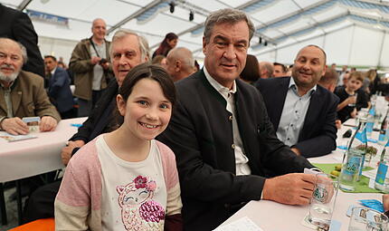 Bayerns Ministerpr&auml;sident Markus S&ouml;der war zur Einweihung des neuen Forstkompetenzzentrums nach Rothenkirchen (Landkreis Kronach) gekommen. Im Festzelt wurde er immer wieder um Autogramme gebeten.