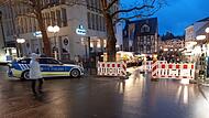 Schutz des Bad Kissinger Weihnachtsmarkts verstärkt: An der Oberen Marktstraße gibt es Absperrungen und ein Streifenwagen ist davor geparkt. Aufgenommen am 21. Dezember 2024.