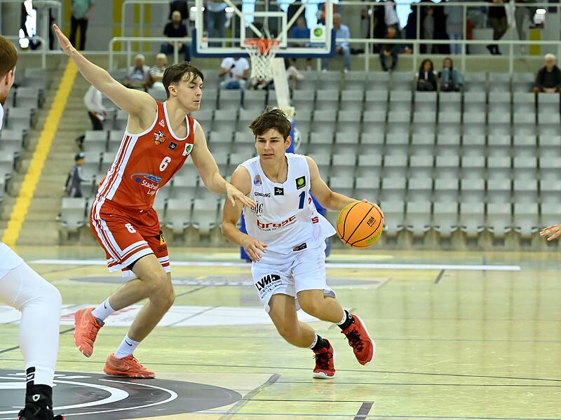Julian G&uuml;nther vom BBC Coburg fordert von seinen Teammitgliedern, im Heimspiel gegen den TSV Oberhaching Tropics niemals leichtsinnig zu werden.