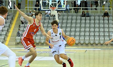 Julian Günther vom BBC Coburg fordert von seinen Teammitgliedern, im Heimspiel gegen den TSV Oberhaching Tropics niemals leichtsinnig zu werden. Julian Günther vom BBC Coburg fordert von seinen Teammitgliedern, im Heimspiel gegen den TSV Oberhaching Tropics niemals leichtsinnig zu werden.