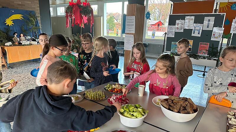Das gesunde Frühstück kam bei den Schülern in Wachenroth am letzten Schultag vor den Winterferien gut an. Das gesunde Frühstück kam bei den Schülern in Wachenroth am letzten Schultag vor den Winterferien gut an.