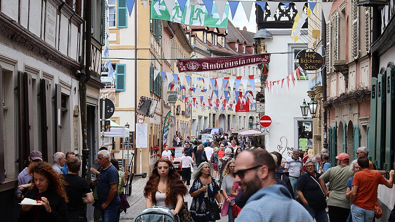 Sandkerwa 2026: Mittags vor dem Anstich Vor dem Schlenkerla genießen die Menschen schon ihr Bier. An dieser auch sonst recht hoch frequentierten Stelle ist am Mittag vor dem Sandkerwa-Anstich am meisten los.