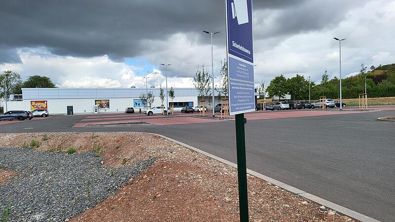 Der neue Lebensmitteldiscounter in Zeil ist heute schon energieautark gebaut. Die großen Parkflächen vor den Supermärkten brächten mit Photovoltaik erneuerbare Energie sowie Kundenservice als Hitzedach für Pkws.