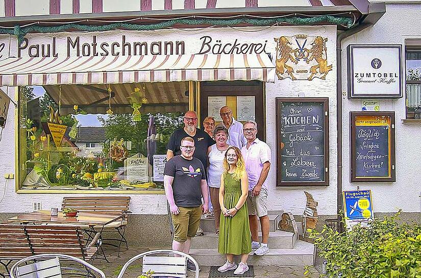 Ab Januar „Anton und Motschmann“: Die Bäckerfamilien Motschmann und Scheler vor dem Geschäft in Wildenheid. Ab Januar „Anton und Motschmann“: Die Bäckerfamilien Motschmann und Scheler vor dem Geschäft in Wildenheid.
