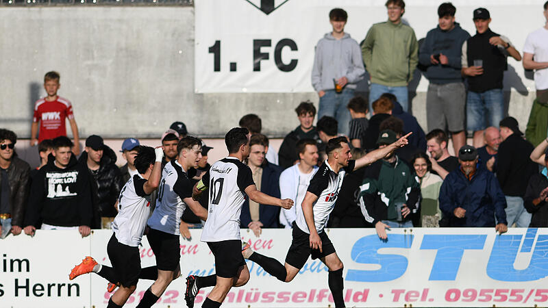 Relegation zur Landesliga: Der FC Sand (wei&szlig;e Trikots) entschied das Derby gegen die DJK Dampfach vor knapp 1800 Zuschauern mit 1:0 f&uuml;r sich.
