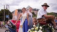 Fester Termin im Kalender der Bad Kissinger Rosenk&ouml;nigin: Beim Rakoczyfest 2022 hatten Carolin Rottenberger (links) und Rosenprinzessin Natalie Schamne ihre eigene Kutsche im Festzug.