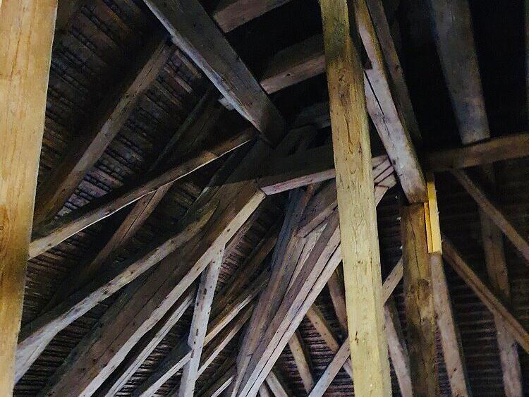 Die beschädigten Dachbalken in der Kirch. Die beschädigten Dachbalken in der Kirch.