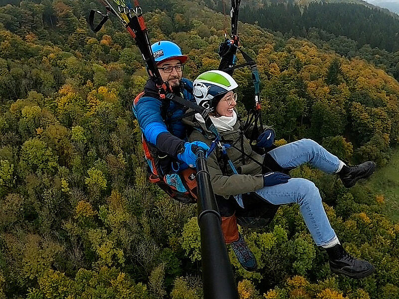 Tandemsprung von der Wasserkuppe in der Rhön.